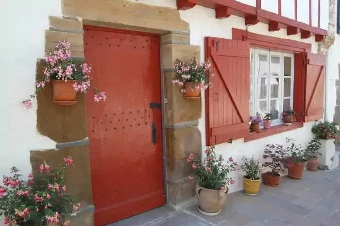 Porte et volets de couleur rouge d'une maison basque à Labastide-Clairence