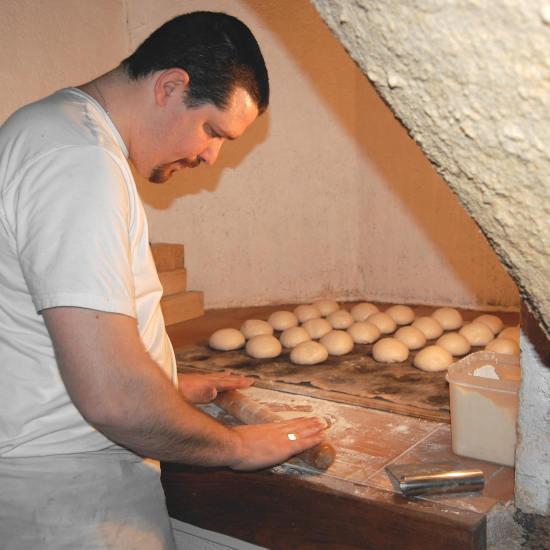 Préparation des Foués dans la cuisine du Caveau