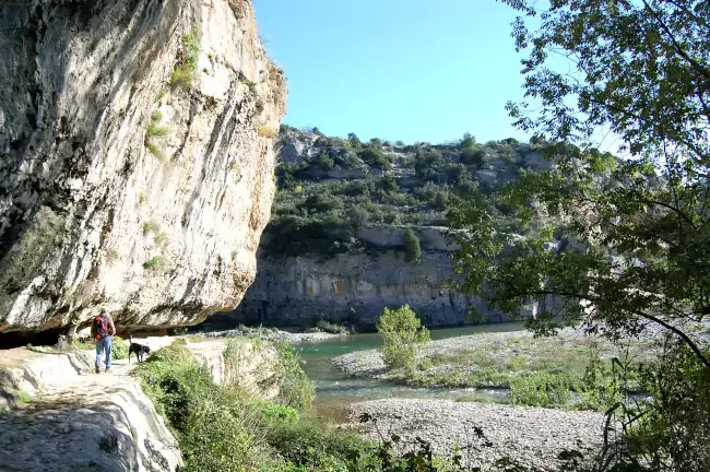 Randonneur au bord de la cesse à Minerve