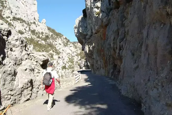 Un randonneur dans les gorges de Galamus