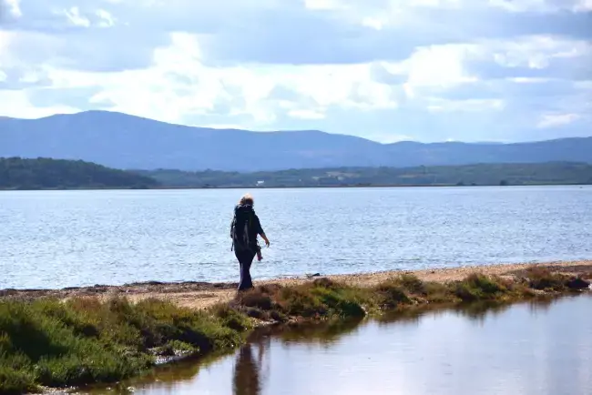 Randonneuse au bord l'étang de l'Ayrolle