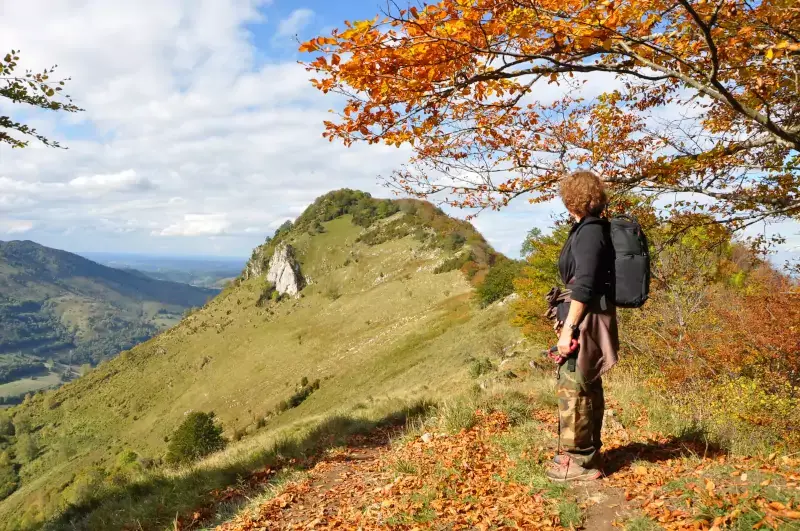 Randonneuse face au pic d'Aste à Campan