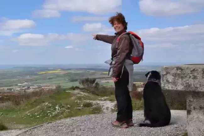 Randonneuse au sommet du Yet