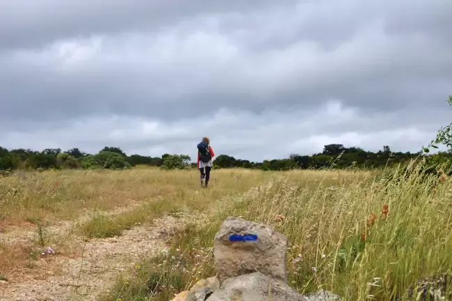 Randonneuse sur le causse La Caunette