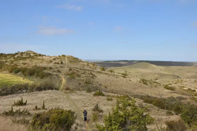 Randonneuse sur les collines du vent à Fendeille