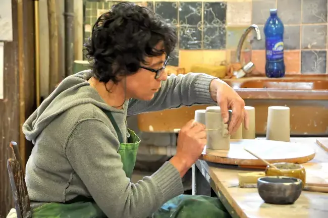 Rencontre avec une potière dans son atelier