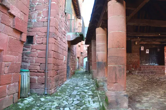 Ruelle pavée et la halle de Collonges-la-Rouge