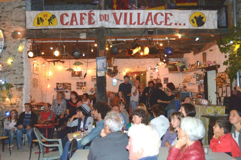 Spectacle au café du village à Anères