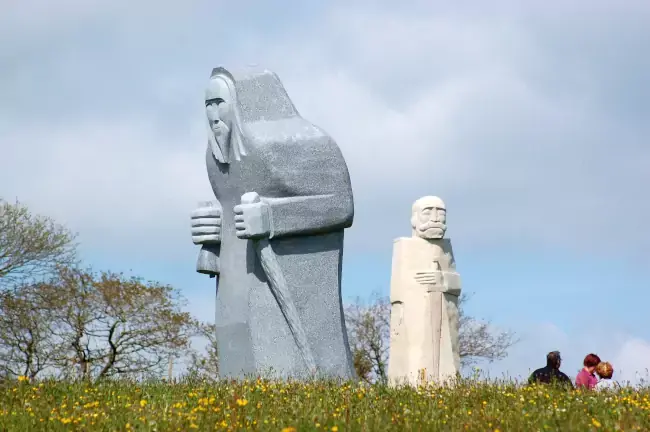 Statue en granit de saint Ronan et saint Kado