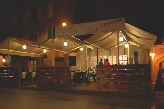 Terrasse du restaurant Côté Marché en soirée
