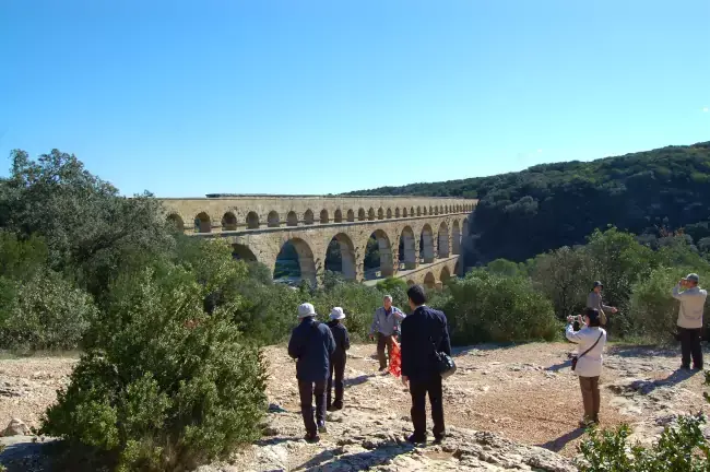 Touristes en visite au pont du Gard