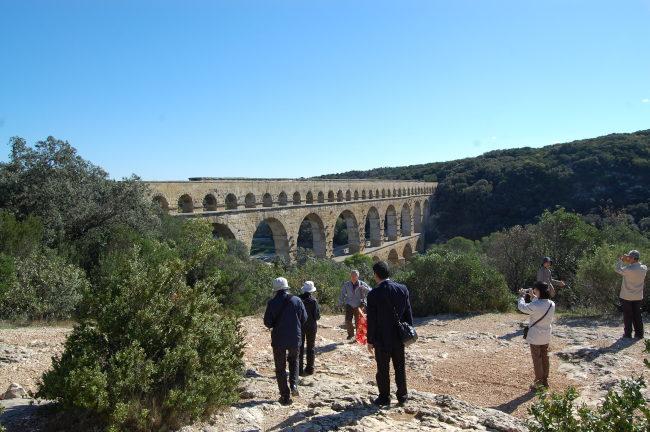 Touristes face au pont du Gard
