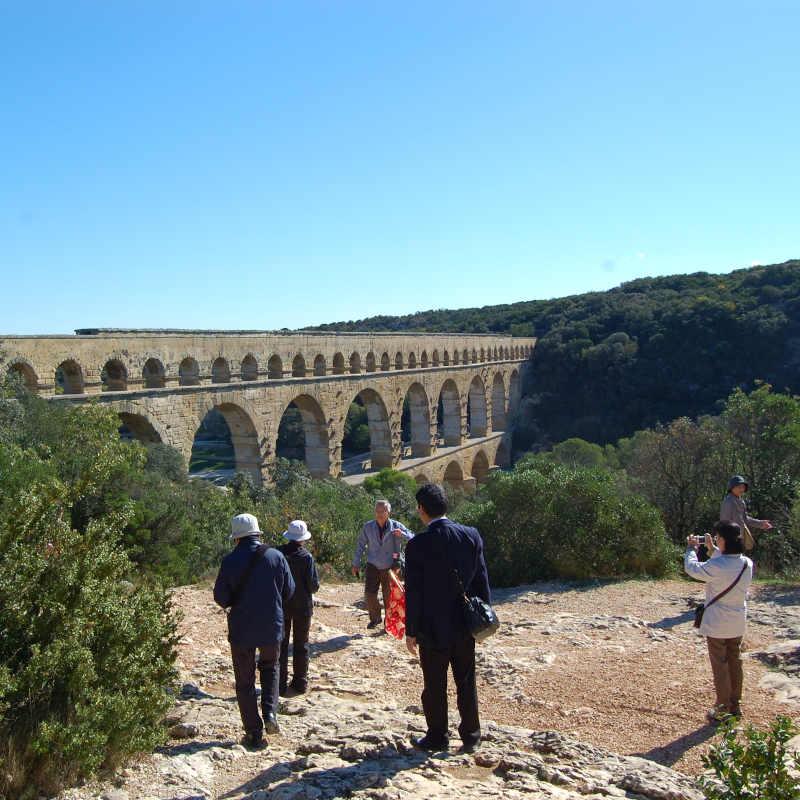 Touristes sur le pont du Gard