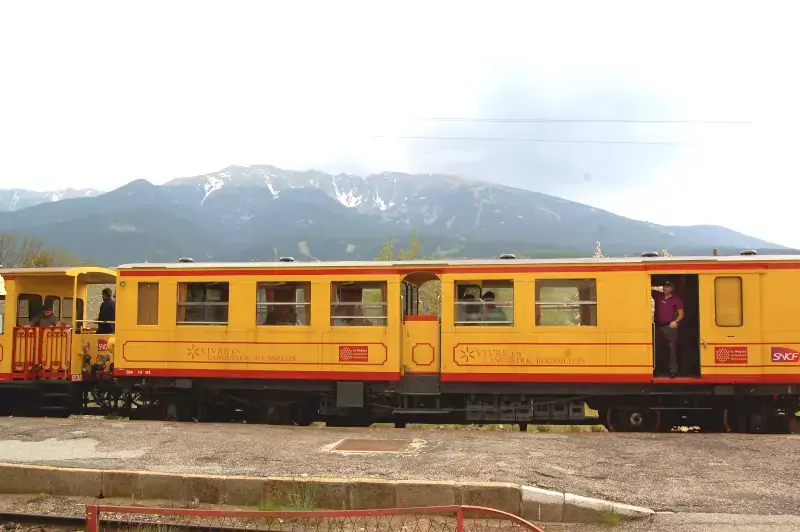 Le train jaune devant Cambre d'Aze
