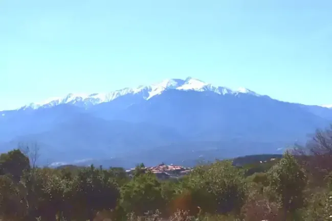 Village d'Arboussols face au massif du Canigou