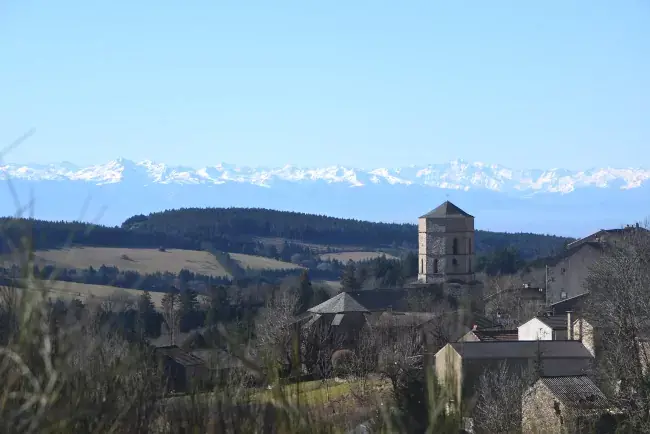 Village de Pradelles-Cabardès face aux Pyrénées