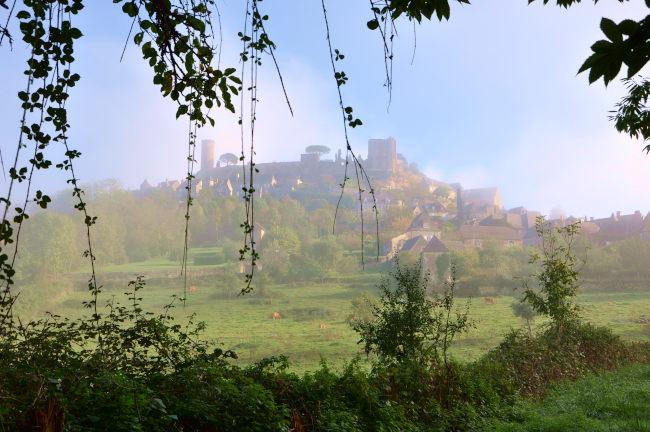Le village de Turennes dans le brouillard