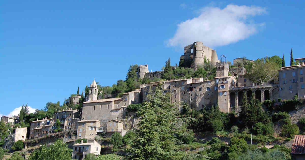 Visite du village de Montbrun-les-Bains dans la Drôme