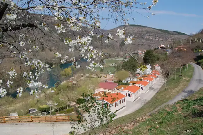 Vue sur les mobil-homes et le paysage autour du camping de la Cascade
