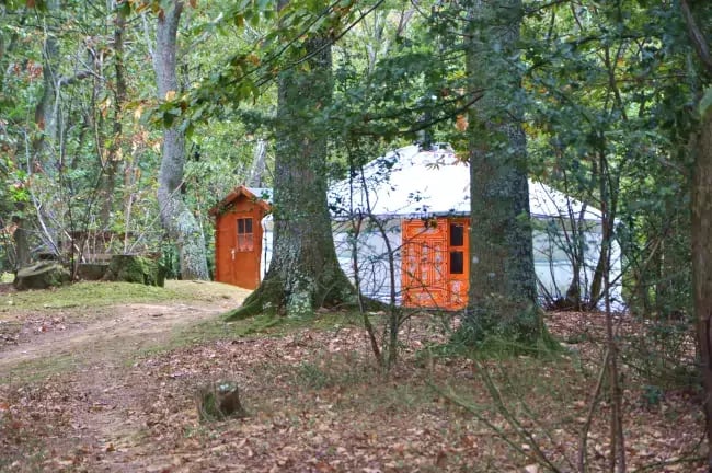Yourte au milieu des arbres de bois d'Escoumos